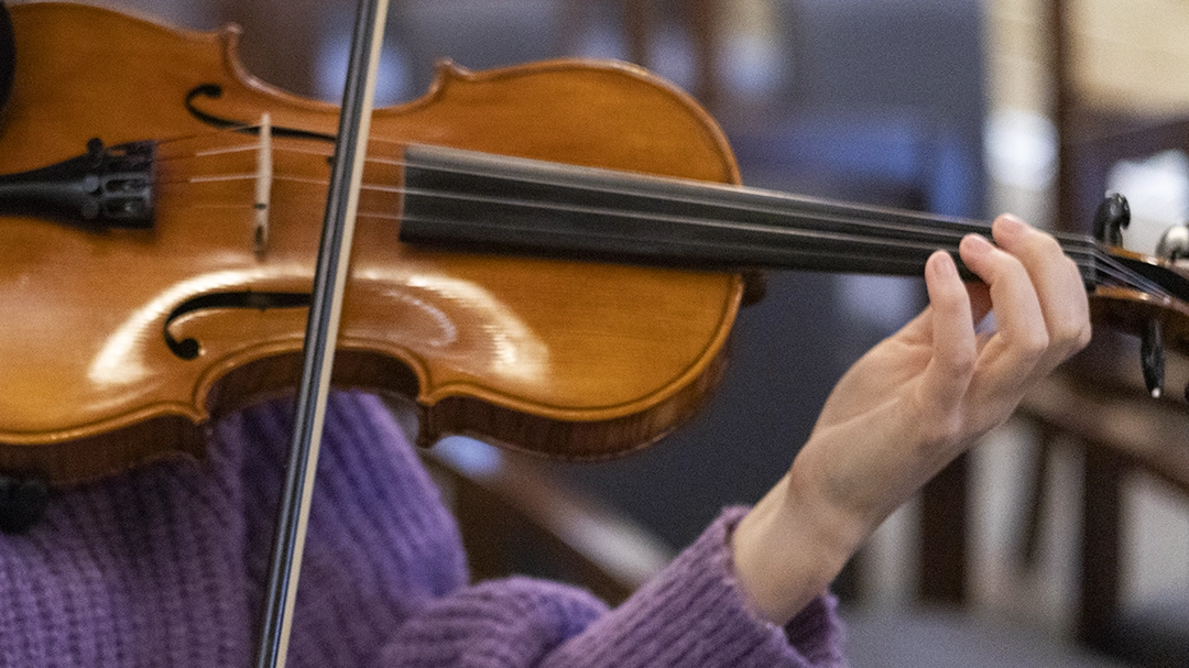 Student in Intro to Fiddling class