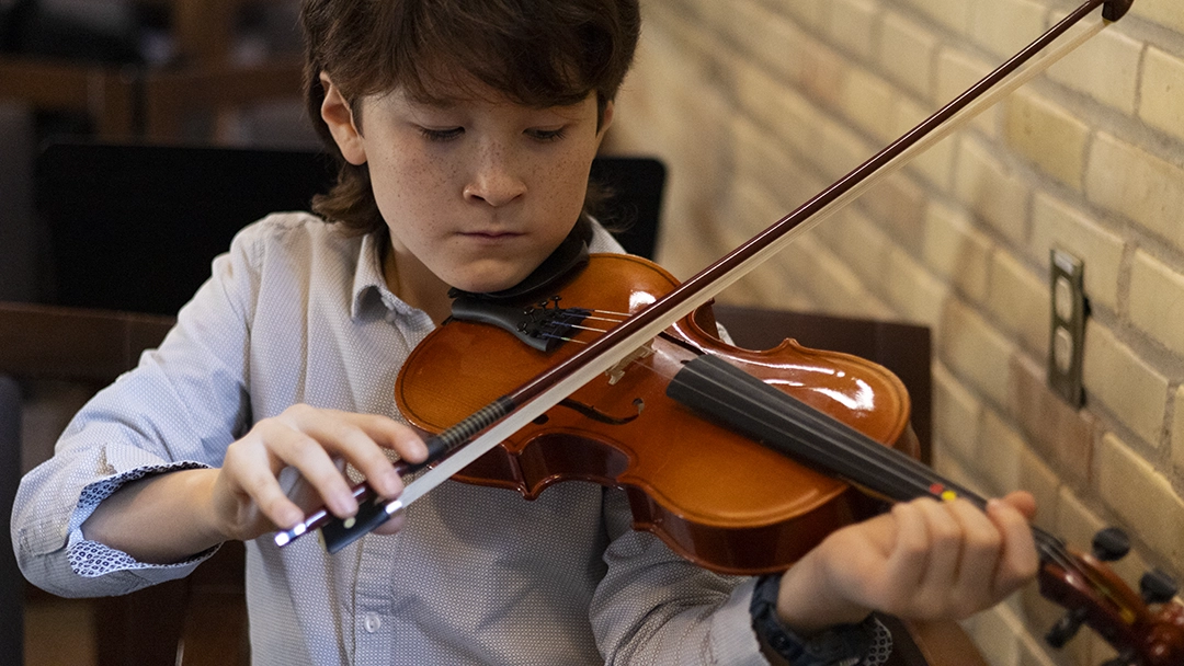 Intro to Violin student